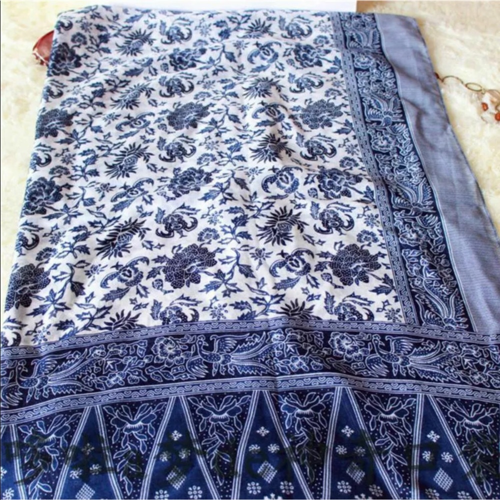 Beautiful blue and white scarf/shawl/headdress - Picture 7 of 8